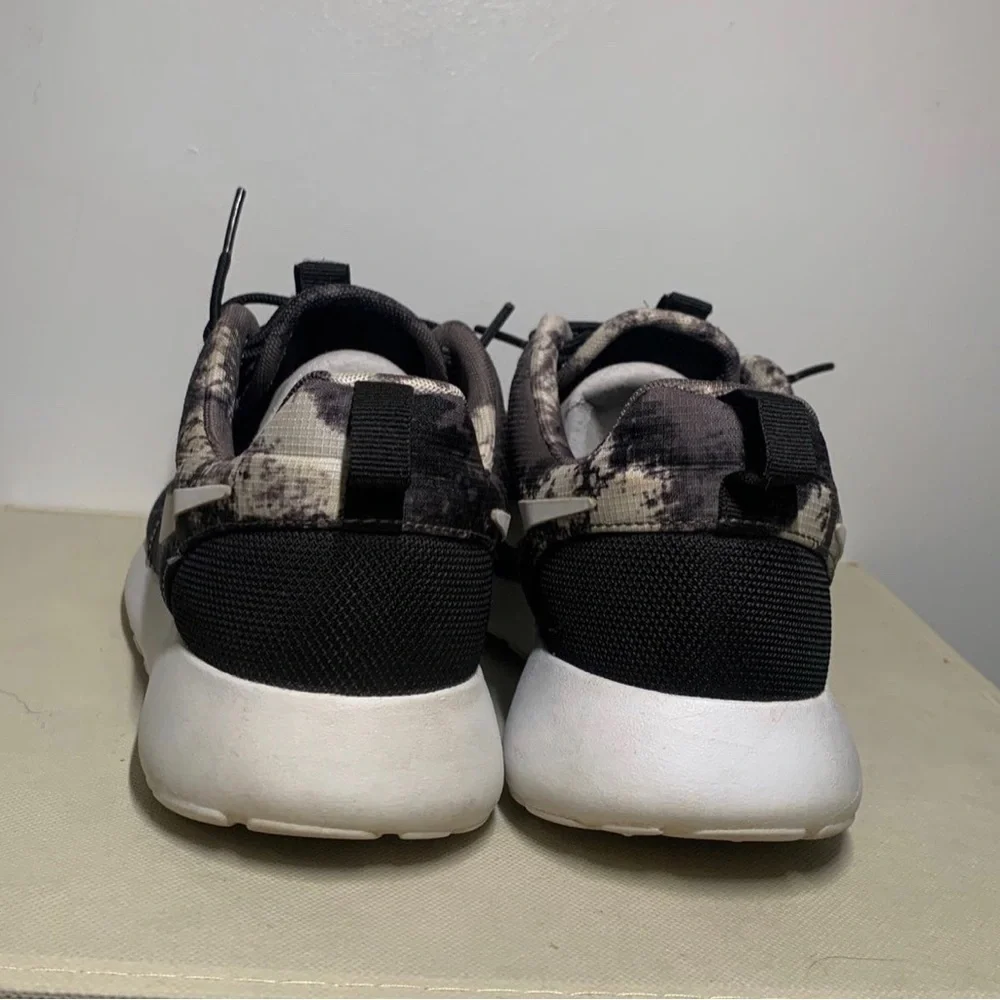 Nike Roshe Run: Women’s 9